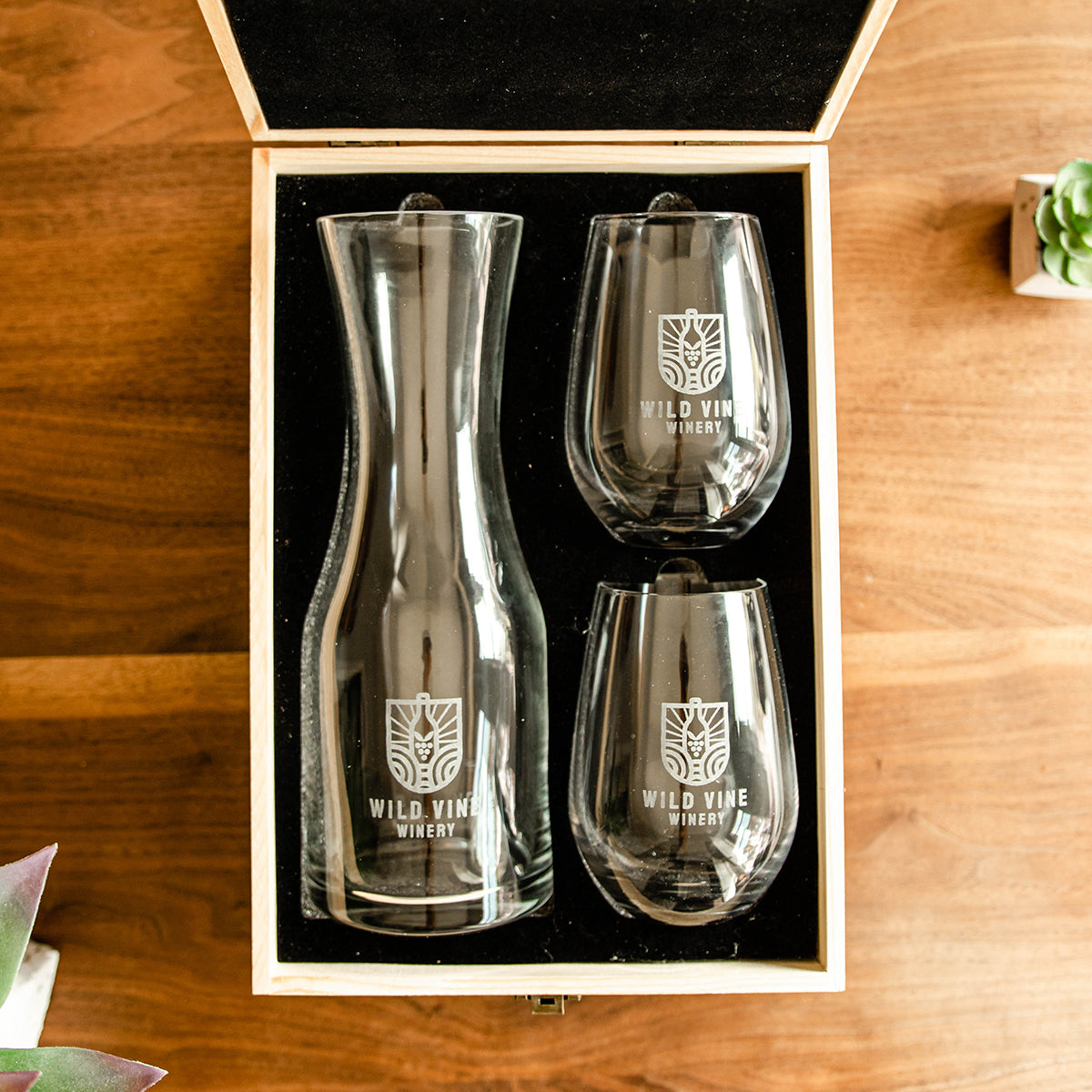 Branded Wine Decanter & 2 Santa Fe Wine Glasses 4